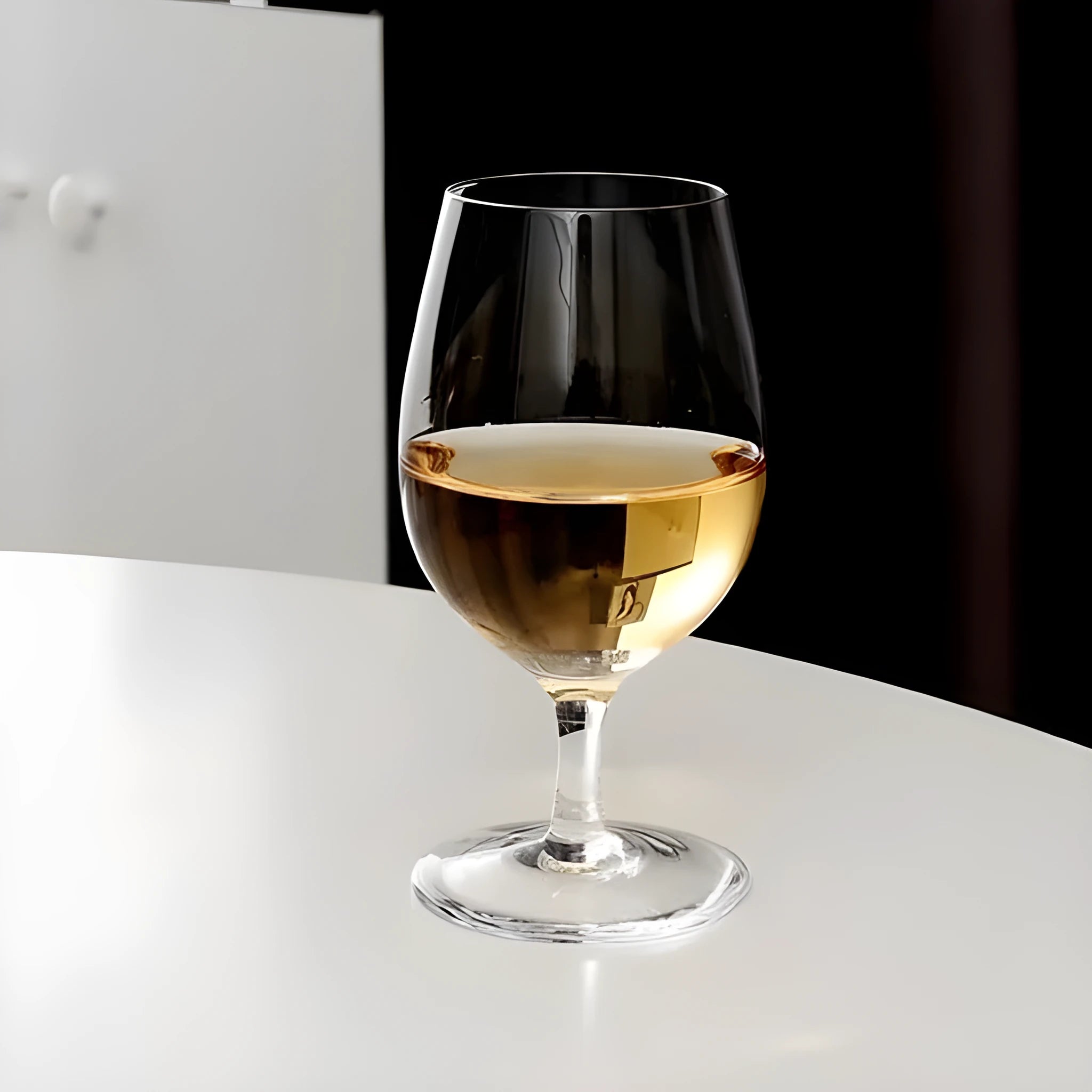 Single Malt Association 165ml crystal whisky glass with retro design on a dark surface