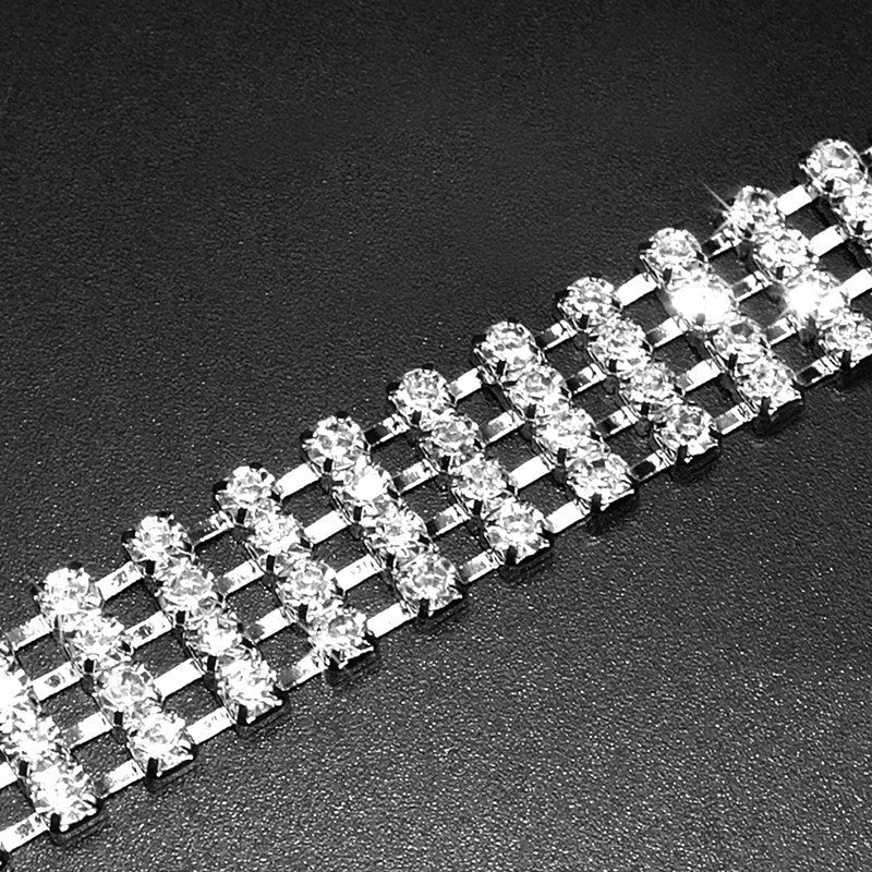 Four-row rhinestone pet collar with heart-shaped chain in white, for dogs and cats, size M with extension