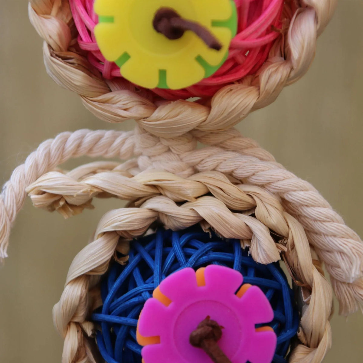Natural luffa and vine parrot bite toy with 24cm length and 7cm width