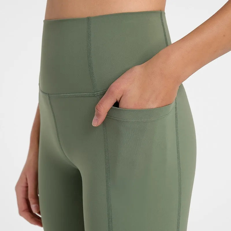 Women's solid colour sports shorts with super stretch fabric in fifth pants length