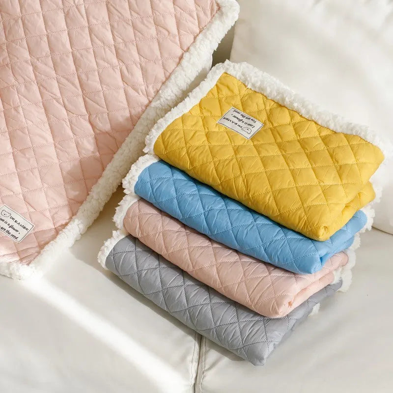 A quilted blue cloth pet blanket for cats, shown in a large size measuring 80 by 60 centimetres.