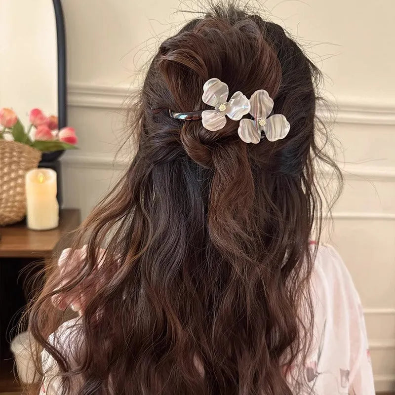 Retro flower bobby pin hair clip with acrylic petals in blue, light blue, beige, or pink colours