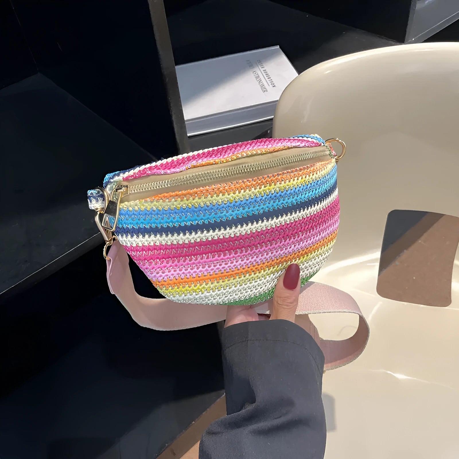 Blue or pink straw beach bag with shell shape and sandwich pockets