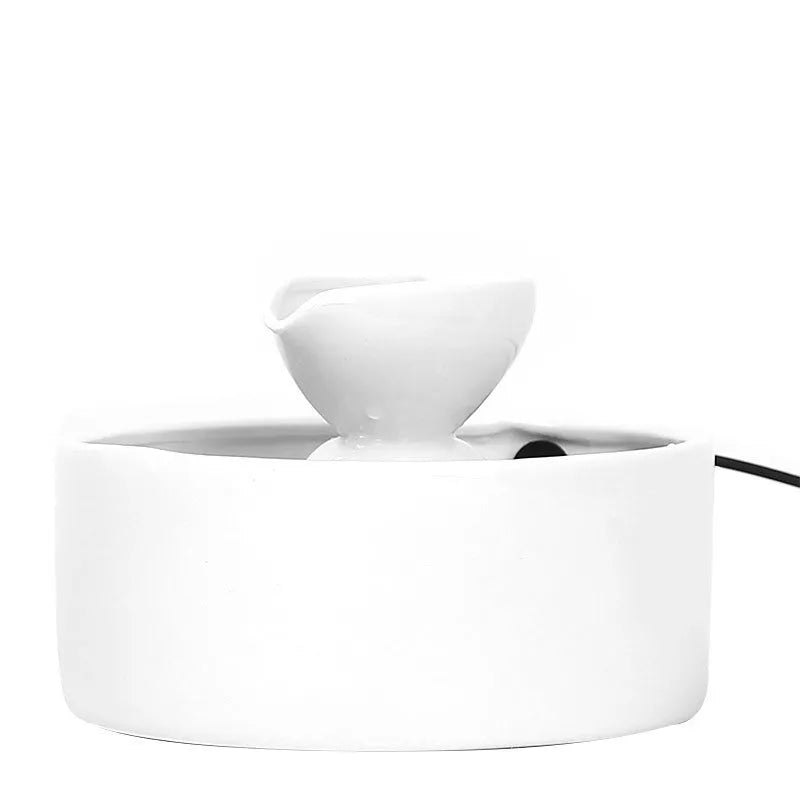 White ceramic cat drinking fountain with automatic circulation and USB power cord