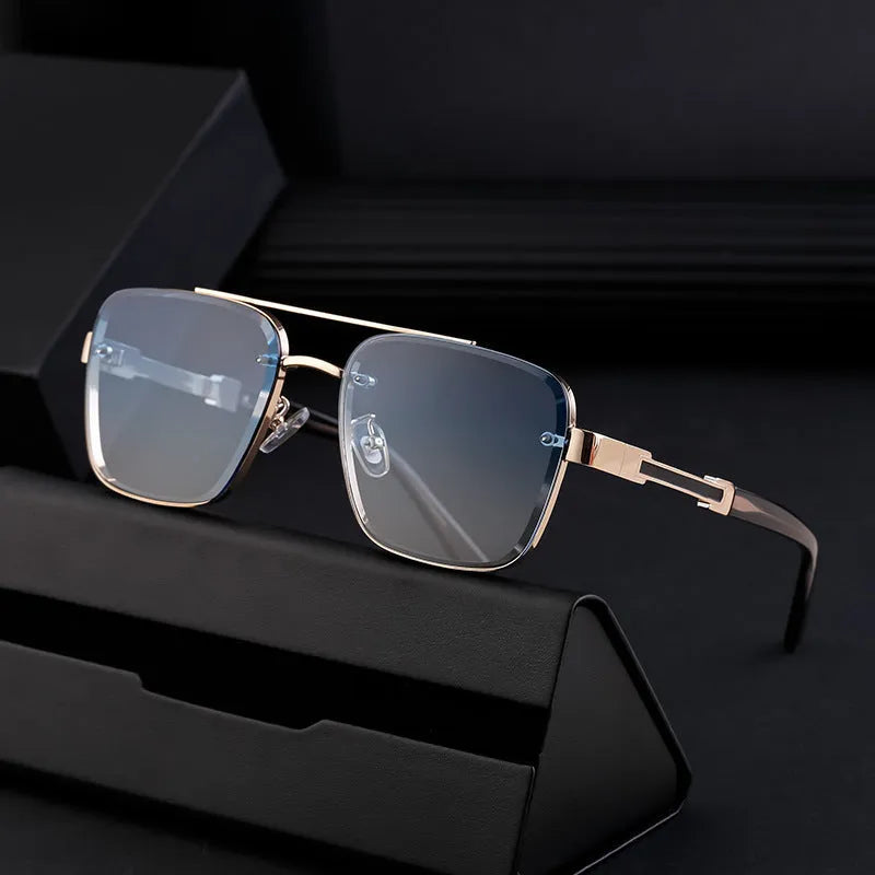 Men's vintage-style sunglasses with UV protection lenses in gold and gray colour variant.