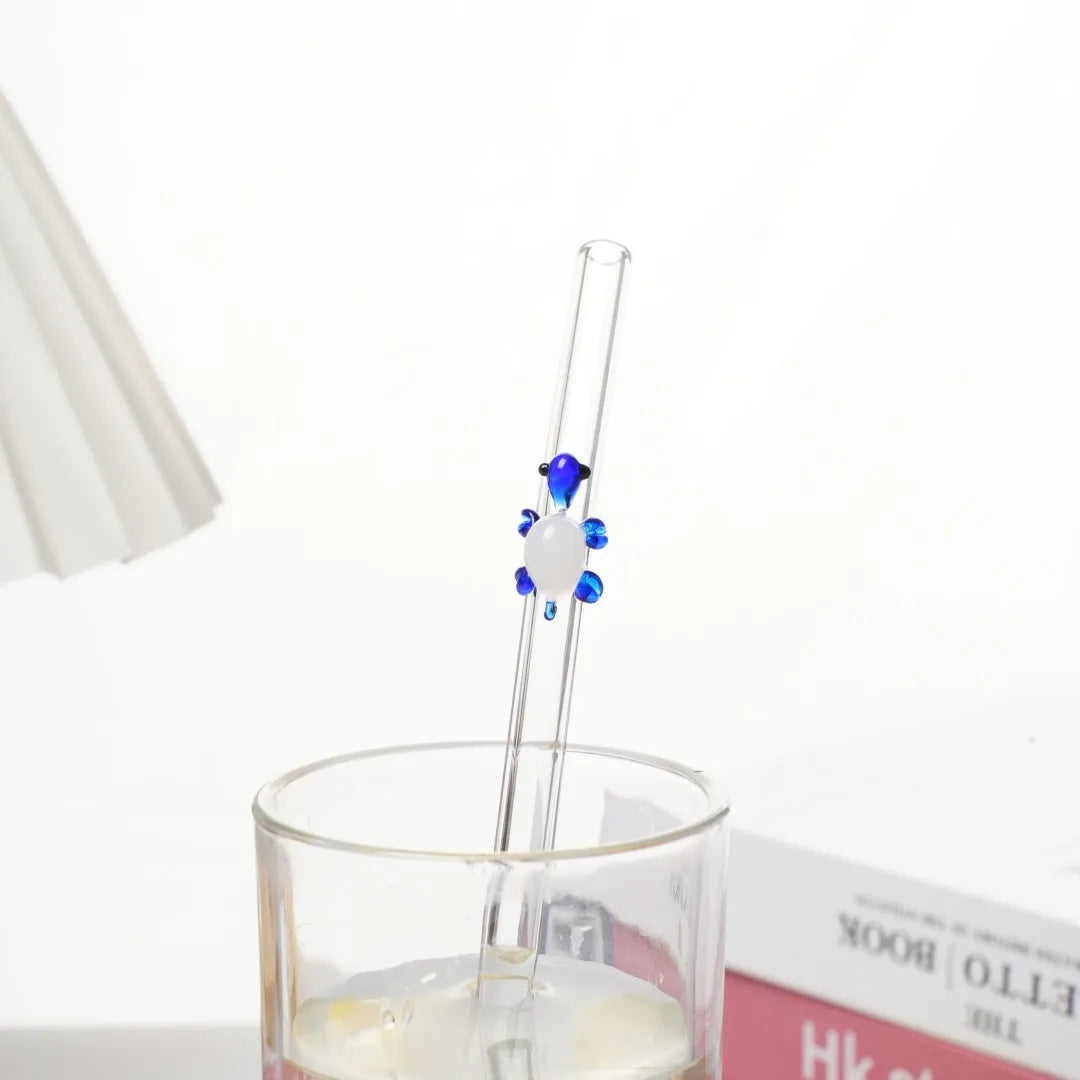 Turtle-shaped high borosilicate glass elbow straw for children in assorted colours