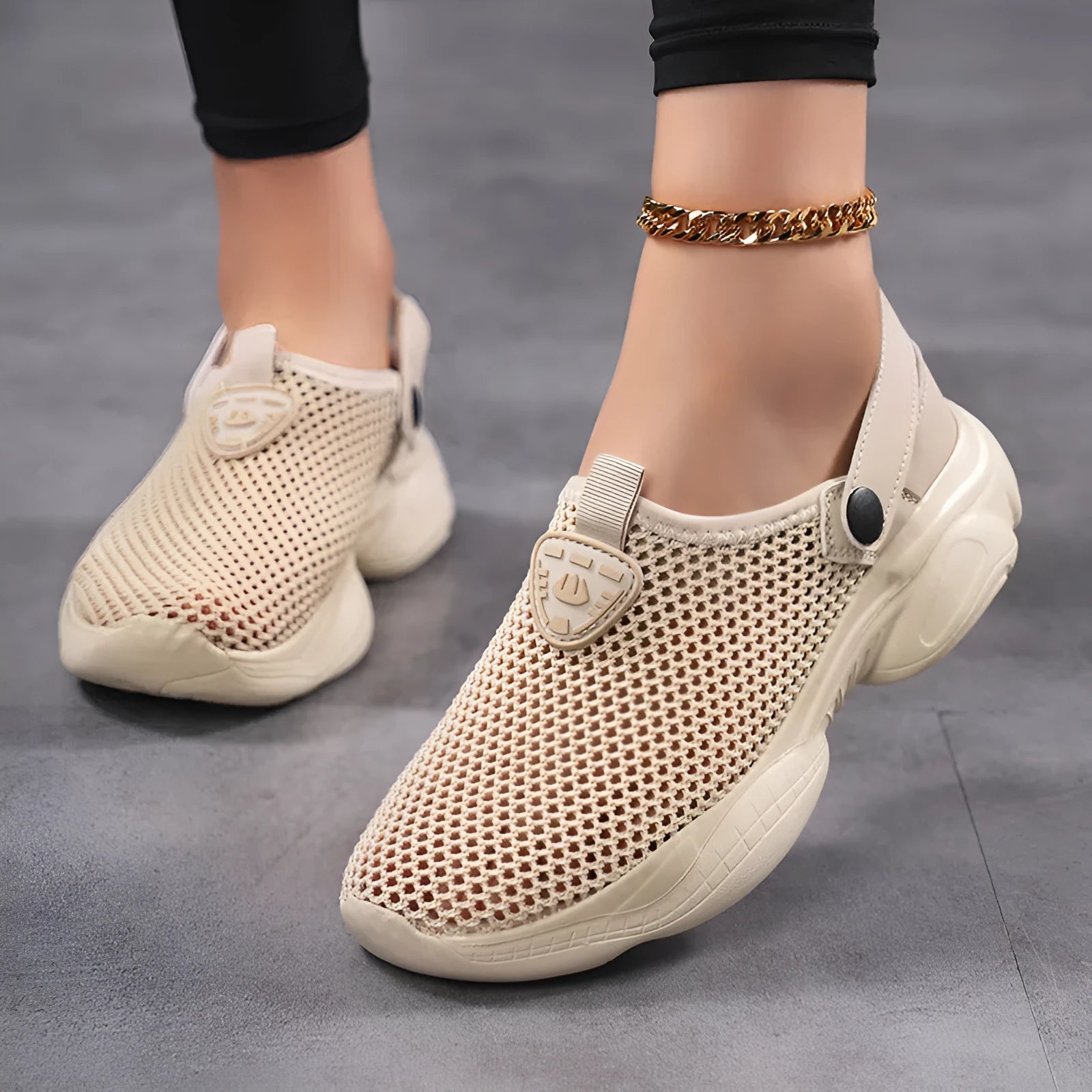 Women's casual sports sandal in beige with Flyknit upper and round toe holder