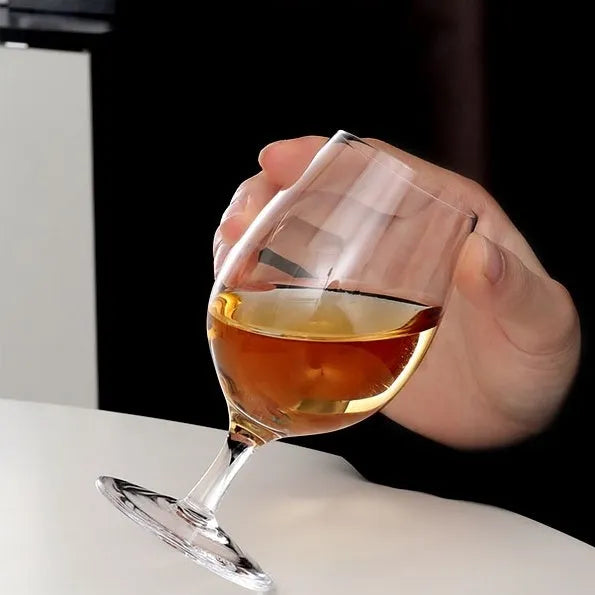 Single Malt Association 165ml crystal whisky glass with retro design on a dark surface