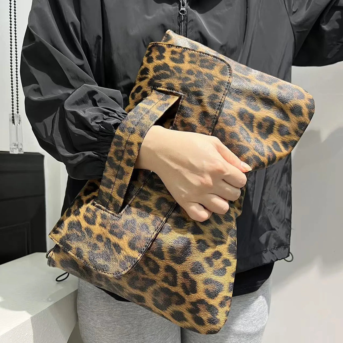 Soft PU large capacity briefbag with crocodile print, black, with outer pocket and zipper, 37x25x2cm